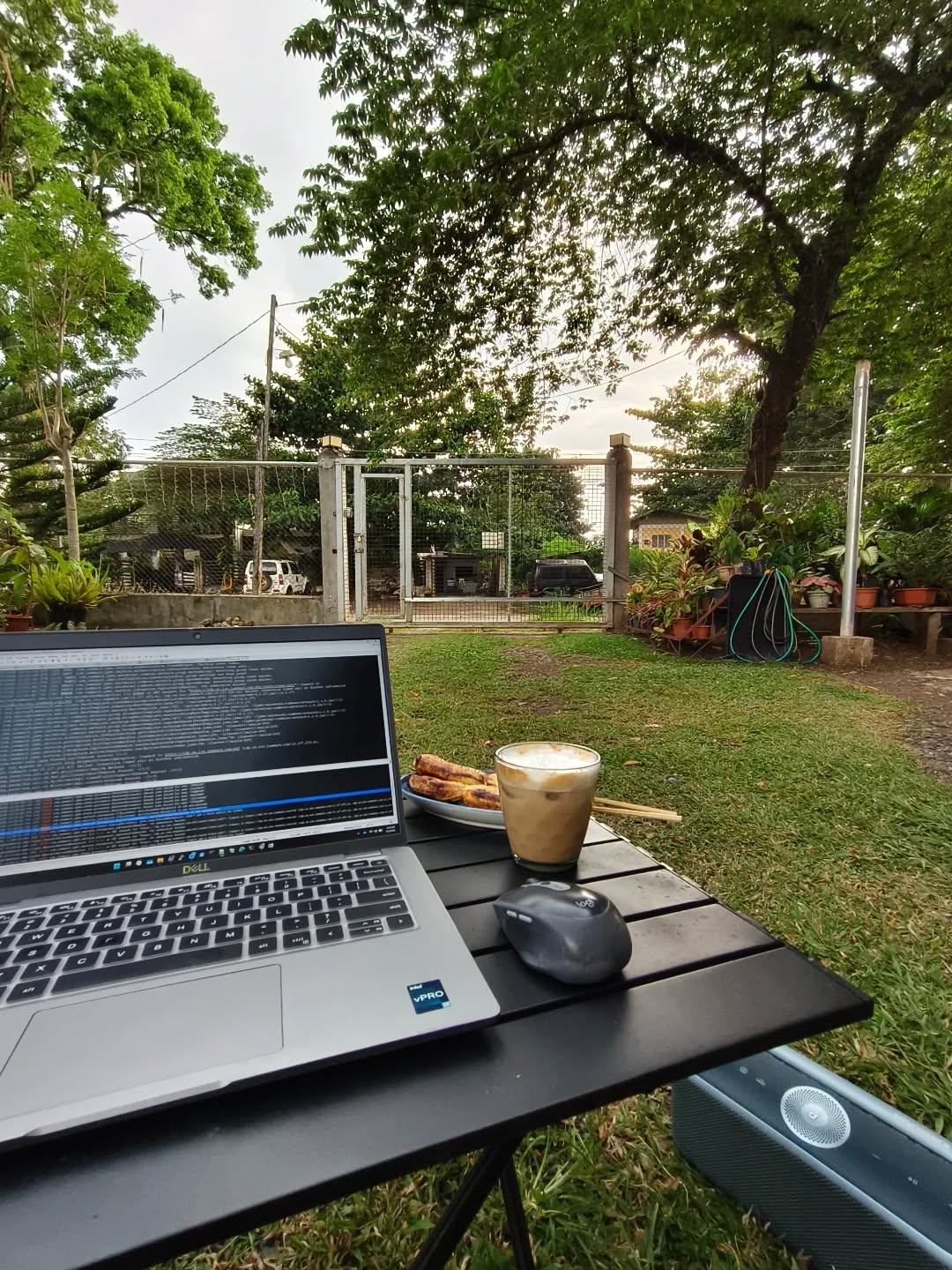 So kay wa man ko madayon ug lakeside, diri lang ko mag duty slash people watching 😁😄